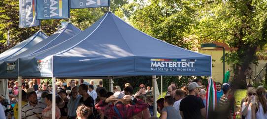 CI Faltzelte von Mastertent in Österreich auf einer Veranstaltung im Freien.